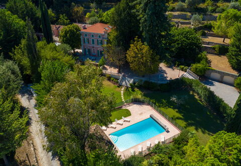 La Verdière: Eigentum, Gebäude, Pflanze, Azurblau, Baum, Die Architektur, Vegetation, Wasser, Urban Design, Nachbarschaft
