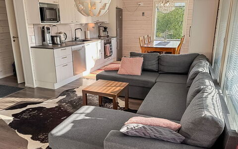 Willa Kiiruna: Möbel, Holz, Interior Design, Couch, Flooring, Wohnzimmer, Fussboden, Zuhause, Zimmer