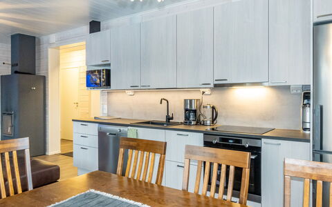 Willa Kiiruna: Küche, Küchengerät, Möbel, Countertop, Major Appliance, Interior Design, Flooring, Holz, Decke, Cabinetry