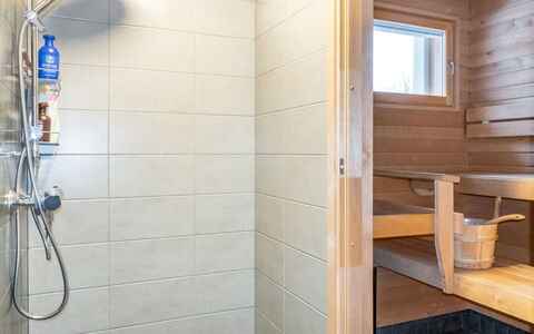 Willa Kiiruna: Flooring, Holz, Fussboden, Interior Design, Armatur, Zimmer, Badezimmer, Decke, Installation, Fliese