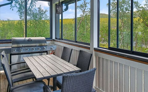 Willa Kiiruna: Möbel, Veranda, Glas, Stuhl, Balkon, Gartenmöbel, Metall, Schatten, Deck, Hartholz