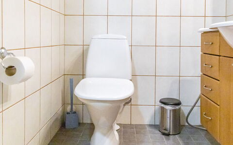 Outa-Kursu: Toilleten Sitz, Toilette, Flooring, Fussboden, Badezimmer, Armatur, Interior Design, Fliese, Installation