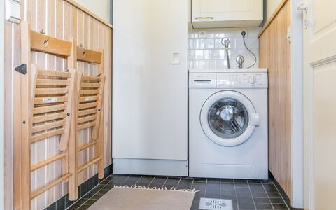 Outa-Kursu: Waschmaschine, Flooring, Holz, Wäschekammer, Fussboden, Wäschetrockner, Major Appliance, Interior Design, Zimmer, Wäsche