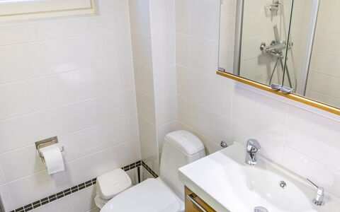 Outa-Kursu: Badezimmer, Armatur, Bad Sink, Toilleten Sitz, Wand, Sinken, Toilette, Flooring, Interior Design, Zapfhahn