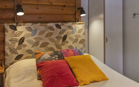 Kirnutie 3: Bett, Interior Design, Schlafzimmer, Bettdecke, Bedding, Wand, Möbel, Holz, Linens, Gelb