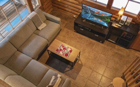 Kirnutie 3: Couch, Holz, Wohnzimmer, Möbel, Interior Design, Fussboden, Flooring, Zuhause, Wohnung