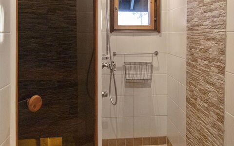 Kirnutie 3: Flooring, Wand, Armatur, Fussboden, Badezimmer, Holz, Interior Design, Installation, Fliese, Braun
