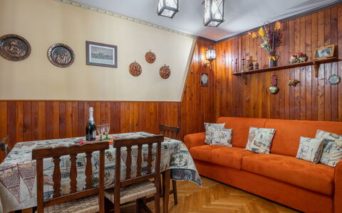 Hedelweiss House: Möbel, Eigentum, Tabelle, Bilderrahmen, Couch, Holz, Interior Design, Beleuchtung, Fussboden, Studio Couch
