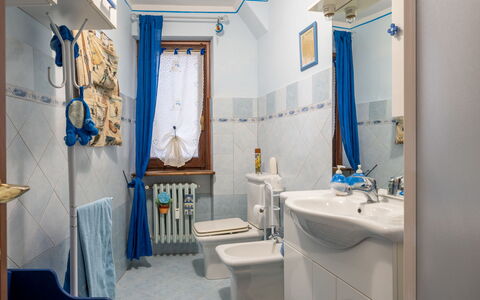 Hedelweiss House: Spiegel, Eigentum, Fotografieren, Zapfhahn, Sinken, Armatur, Blau, Lila, Azurblau, Badezimmer