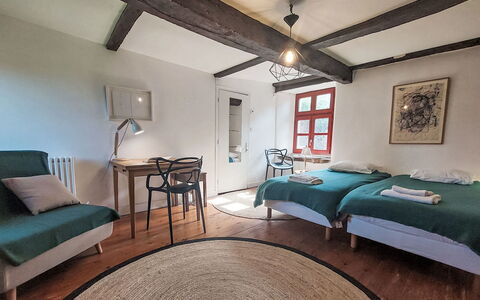 Arbenn 1: Möbel, Bett, Schlafzimmer, Wand, Fussboden, Flooring, Interior Design, Bettdecke, Bedding, Holz