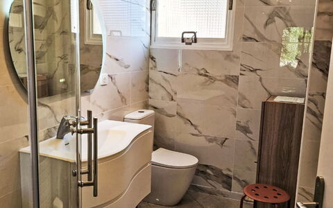 Hibiscus: Interior Design, Flooring, Fussboden, Armatur, Installation, Badezimmer, Toilette, Decke, Fliese, Zimmer