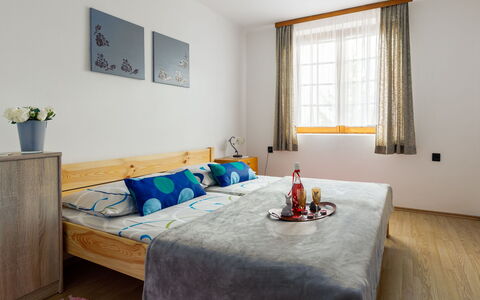 Nimrod: Möbel, Eigentum, Fenster, Pflanze, Gebäude, Textil, Interior Design, Holz, Komfort, Zimmerpflanze