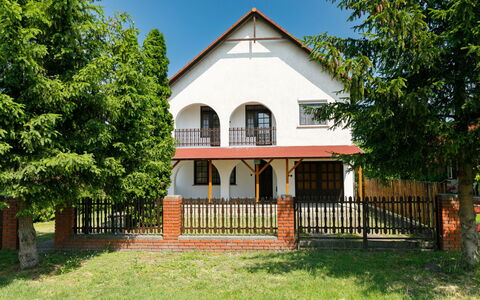 Nimrod: Pflanze, Himmel, Baum, Hütte, Holz, Wohngebiet, Fassade, Gras, Haus, Gebäude