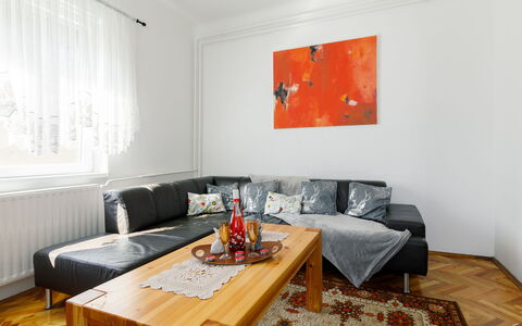 Pioneer: Couch, Tabelle, Eigentum, Möbel, Komfort, Gebäude, Holz, Orange, Textil, Interior Design