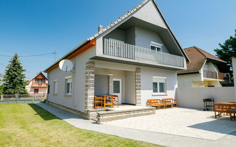Pioneer: Himmel, Gebäude, Pflanze, Fenster, Tür, Haus, Grundstueck, Baum, Abstellgleis, Wohngebiet