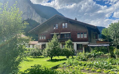 Lauterbrunnen 340: Wolke, Pflanze, Himmel, Daytime, Eigentum, Fenster, Gebäude, Berg, Natürliche Landschaft, Baum