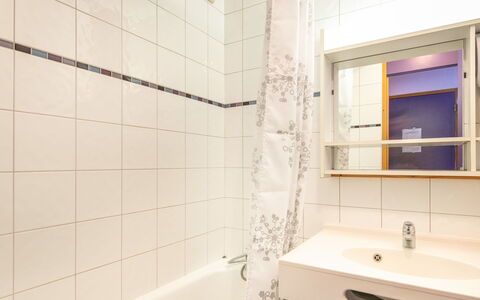 Les Avanchers-Valmorel 605: Spiegel, Armatur, Zapfhahn, Eigentum, Sinken, Badezimmer, Bad Sink, Gebäude, Badewanne, Rechteck