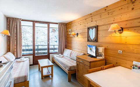 Morillon 604: Möbel, Tabelle, Fenster, Cabinetry, Schublade, Holz, Bilderrahmen, Interior Design, Gebäude, Komfort