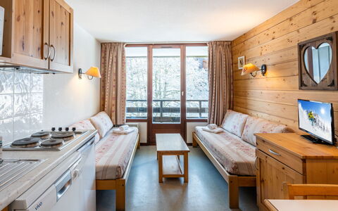 Morillon 604: Möbel, Eigentum, Cabinetry, Spiegel, Fenster, Beleuchtung, Holz, Interior Design, Die Architektur, Schublade
