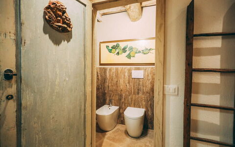 Casa San Valentino: Braun, Eigentum, Gebäude, Holz, Interior Design, Tür, Badezimmer, Haus, Fussboden