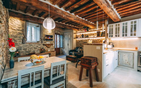 Casa San Valentino: Möbel, Tabelle, Eigentum, Cabinetry, Holz, Stuhl, Fenster, Interior Design, Gebäude, Schublade