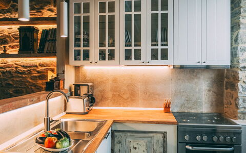 Casa San Valentino: Countertop, Zapfhahn, Eigentum, Cabinetry, Spüle, Fenster, Sinken, Küche, Holz, Interior Design