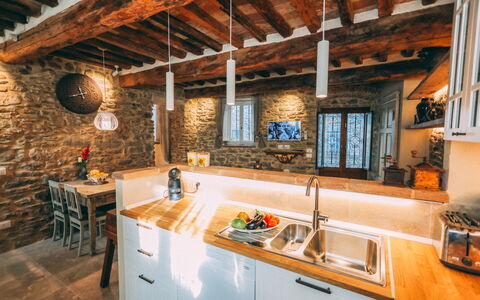 Casa San Valentino: Eigentum, Möbel, Countertop, Cabinetry, Sinken, Holz, Spüle, Fenster, Gebäude, Tabelle