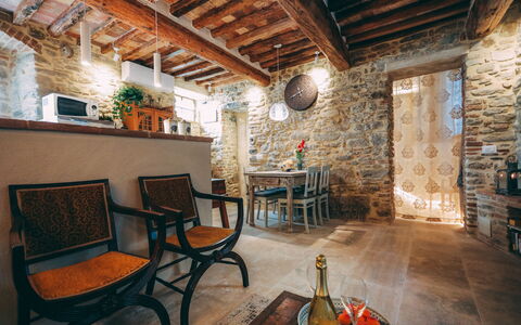 Casa San Valentino: Möbel, Eigentum, Tabelle, Couch, Holz, Stuhl, Interior Design, Fussboden, Flooring, Gebäude