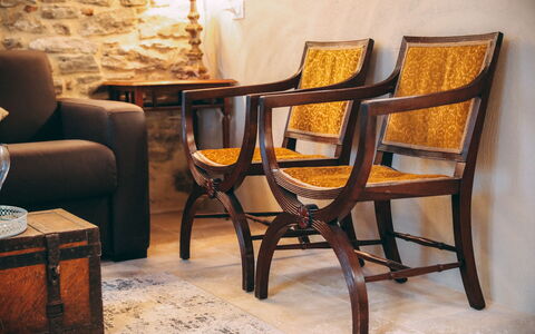 Casa San Valentino: Möbel, Tabelle, Stuhl, Komfort, Holz, Interior Design, Fussboden, Flooring, Gebäude, Hartholz