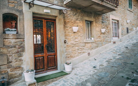 Casa San Valentino: Fenster, Gebäude, Tür, Holz, Backstein, Die Architektur, Mauerwerk, Nachbarschaft, Strassenbelag