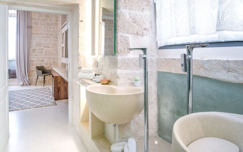 B&b Vico Bianco: Eigentum, Armatur, Zapfhahn, Sinken, Gebäude, Interior Design, Bad Sink, Badezimmer, Fussboden, Wand