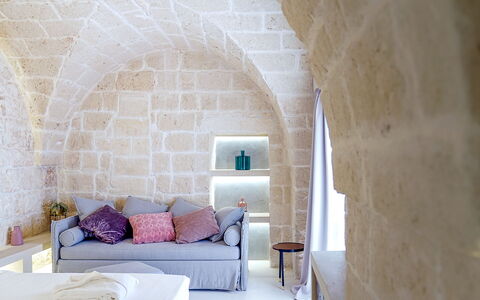 B&b Vico Bianco: Komfort, Holz, Gebäude, Die Architektur, Lila, Interior Design, Fussboden, Flooring, Bettrahmen, Wohnzimmer