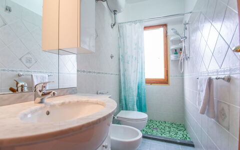 La Collina: Spiegel, Sinken, Armatur, Zapfhahn, Eigentum, Bad Sink, Lila, Badezimmer, Interior Design, Gebäude