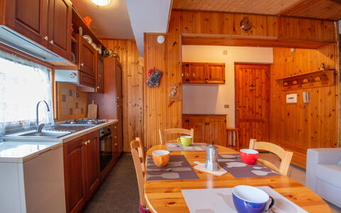 La Collina: Cabinetry, Eigentum, Möbel, Tabelle, Holz, Küche, Orange, Geschirr, Interior Design, Stuhl
