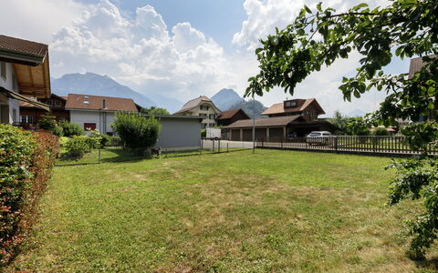 Chalet Dori: Gras, Gebäude, Haus, Wohngebiet, Zuhause, Dach, Ländliches Gebiet, Landschaft, Grundstueck
