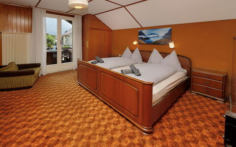Chalet Dori: Möbel, Schlafzimmer, Zuhause, Bett, Bettrahmen, Bedding, Bettdecke, Holzbeize, Hotel, Hartholz