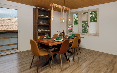 Chalet Dori: Möbel, Flooring, Holzboden, Interior Design, Fussboden, Holz, Tabelle, Esszimmer, Küche & Esszimmer Tisch, Stuhl