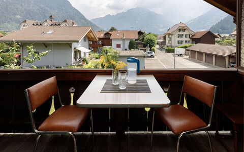 Chalet Dori: Möbel, Tabelle, Stuhl, Gebirge, Gartenmöbel, Restaurant, Tisch Im Freien, Balkon, Zimmerpflanze, Küche & Esszimmer Tisch