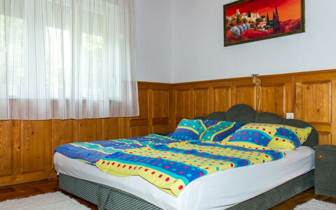Marie: Tabelle, Möbel, Eigentum, Holz, Interior Design, Beleuchtung, Couch, Die Architektur, Flooring, Wohnzimmer
