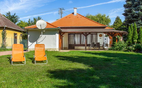 Marie: Tabelle, Möbel, Eigentum, Holz, Interior Design, Beleuchtung, Couch, Die Architektur, Flooring, Wohnzimmer