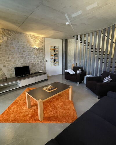 Syr: Tabelle, Möbel, Eigentum, Holz, Interior Design, Beleuchtung, Couch, Die Architektur, Flooring, Wohnzimmer