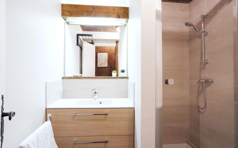 Le Bionnassay: Spiegel, Möbel, Badezimmerschrank, Zapfhahn, Cabinetry, Armatur, Eigentum, Sinken, Duschkopf, Bad Sink