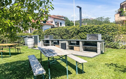 Imperia 388: Gartenmöbel, Möbel, Tisch Im Freien, Ground, Garten, Schatten, Außenbank, Picknicktisch, Rasen, Hinterhof