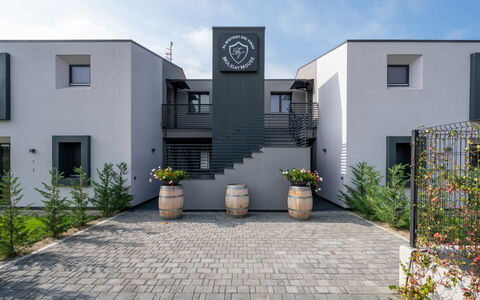Imperia 388: Fassade, Urban Design, Verbundwerkstoff, Estate, Hof, Beton, Garten, Landscaping, Balkon, Treppe