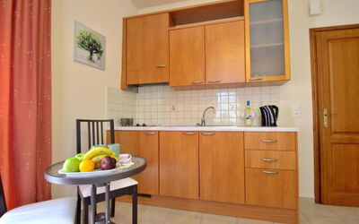 Studio 3 Balcony: Cabinetry, Countertop, Eigentum, Möbel, Gebäude, Sinken, Zapfhahn, Küche, Schublade, Holz