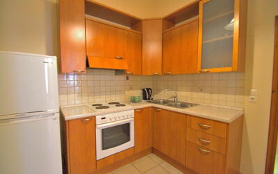 Studio Superior 4 Balcony: Countertop, Cabinetry, Gebäude, Eigentum, Spüle, Sinken, Zapfhahn, Herd, Küche, Küchengerät