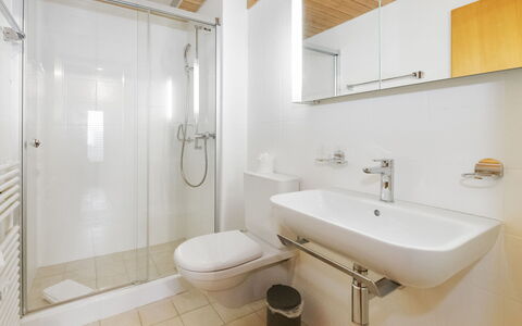 Réan: Interior Design, Flooring, Badezimmer, Armatur, Fussboden, Decke, Bad Sink, Sinken, Zapfhahn, Zimmer