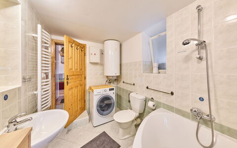 Sunny Slope & Sauna: Flooring, Fussboden, Interior Design, Armatur, Badezimmer, Decke, Zimmer, Installation, Zapfhahn, Badewanne