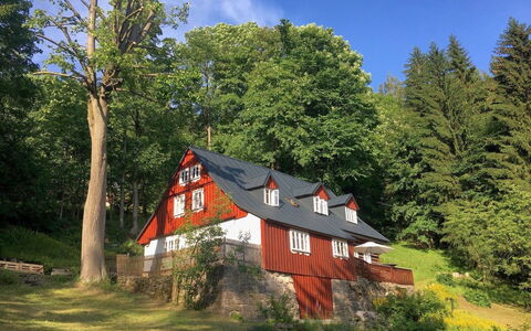 Sunny Slope & Sauna: Pflanze, Himmel, Gebäude, Wolke, Baum, Natürliche Landschaft, Haus, Grundstueck, Hütte, Gras