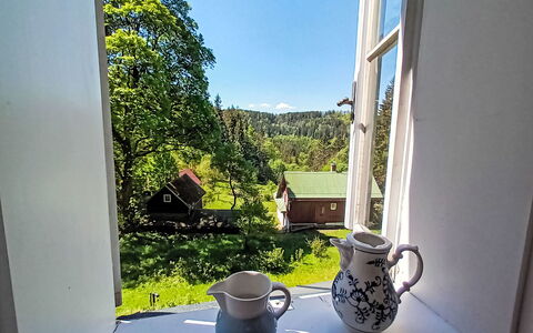 Sunny Slope & Sauna: Geschirr, Fenster, Drinkware, Dishware, Himmel, Tabelle, Tasse, Gebäude, Pflanze, Servierware